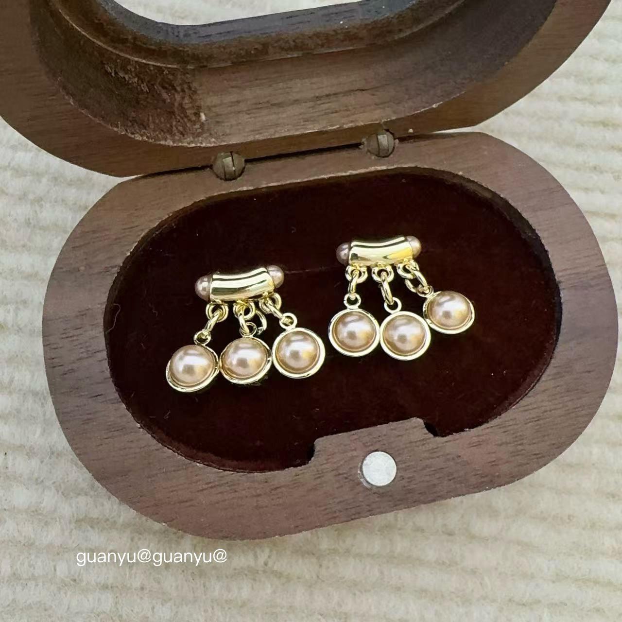 

Elegant Pearl Tassel Stud Earrings for Women: Chic, Unique, and Versatile