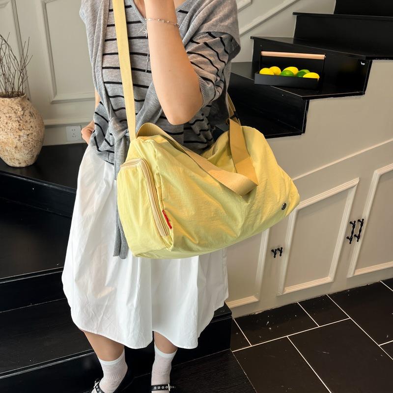 Lightweight and large-capacity Oxford cloth bag women's new versatile simple sports shoulder bag travel messenger bag