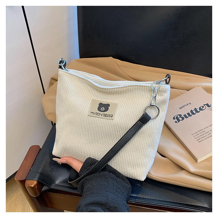 

ins простая сумка-мессенджер женская новая легкая вельветовая сумка на плечо под мышку милая студенческая маленькая квадратная сумка белый