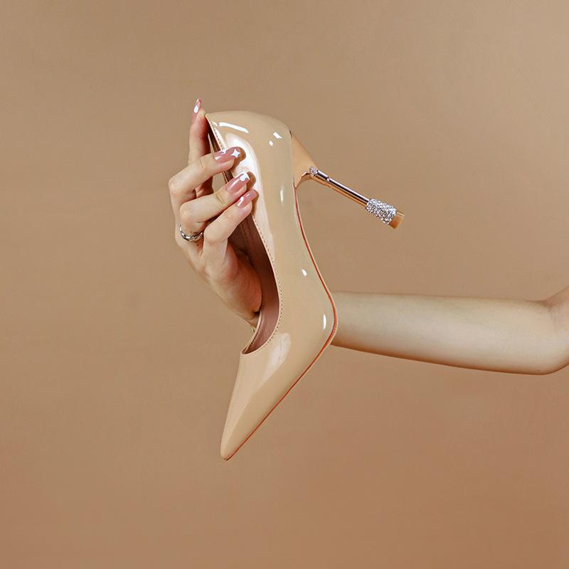 Spitze flache Mund High Heels für Damen Europäischer und Amerikanischer Stil Professionelle Lackleder High Heels