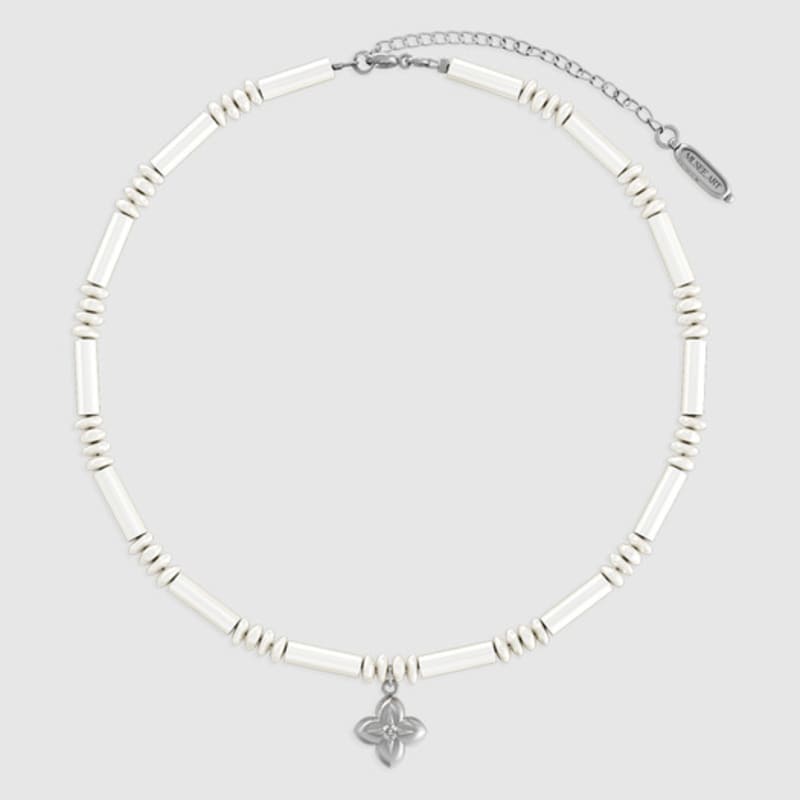 

MUSEE.ART Flower gothic charm necklace white