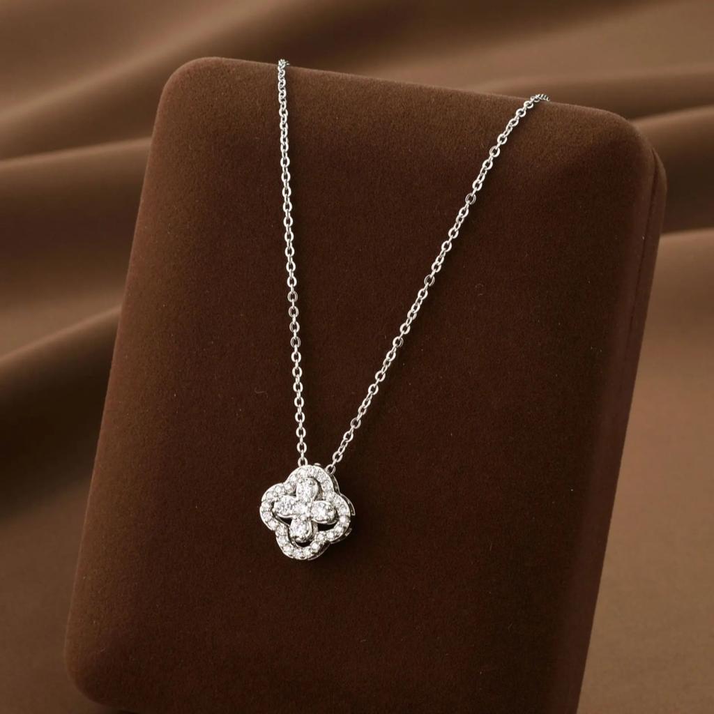 Classic Four-Leaf Clover Pendant Women's Necklace, Exquisite and Luxurious Fashion Collarbone Chain Jewelry