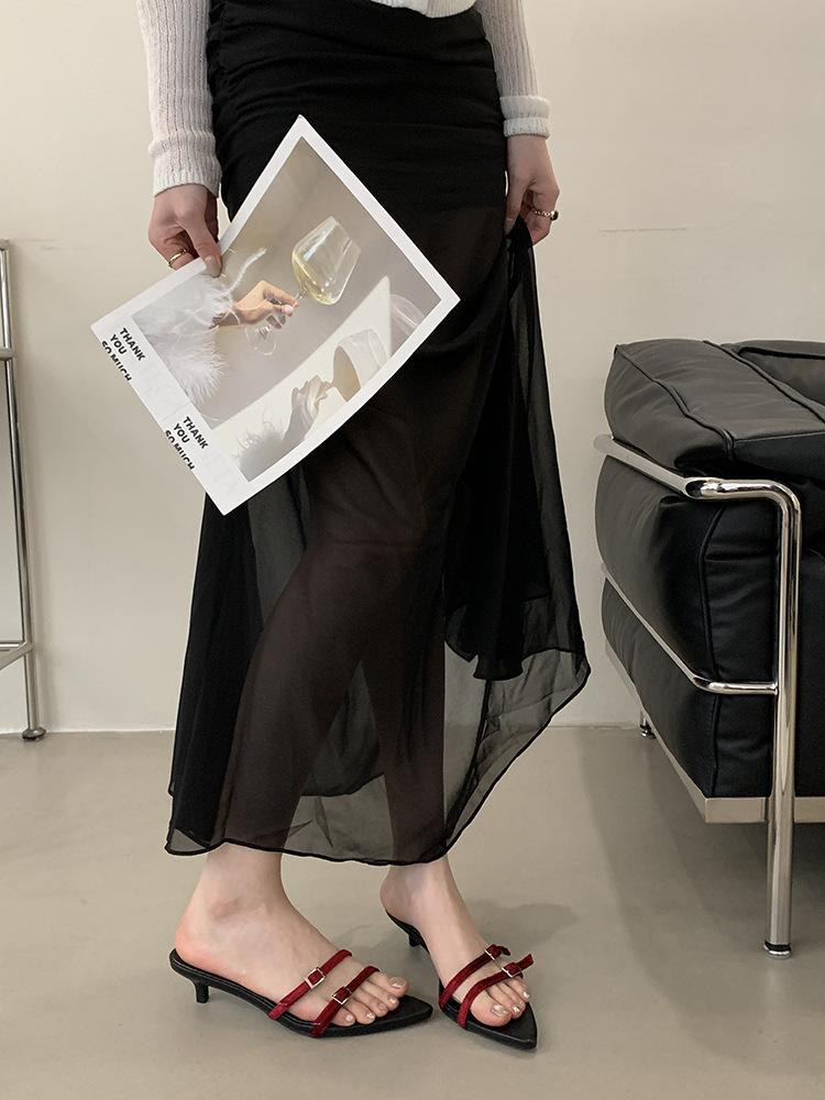 Weicher Boden dünner Riemen spitze Zehenpartie dünner Absatz mittlerer Absatz Pantoletten niedriger Absatz Sommer vielseitig Ein-Wort-Slipper High Heel Sandalen Damen Trend