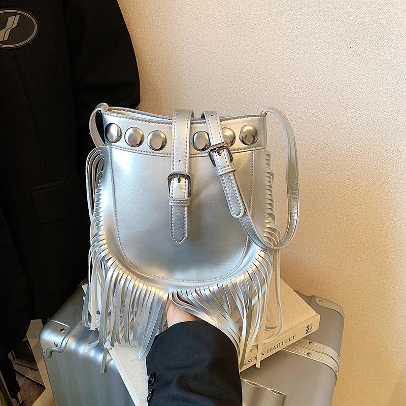 

Нишевая женская сумка высокого класса 2025 новая маленькая квадратная сумка с бахромой простая и универсальная сумка-мессенджер для мобильного телефона сумка на плечо серебряный