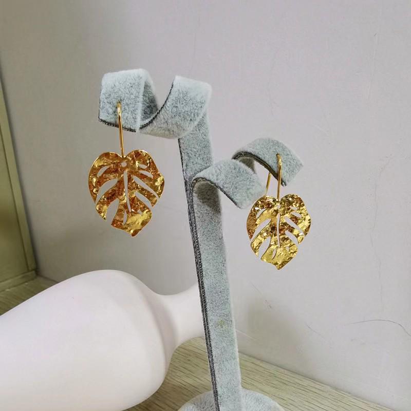 Elegant Retro Leaf Dangle Earrings: Trendy Personalized Accessories for Women