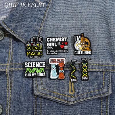 Věda Chemik Série Smaltované Piny Vlastní Kádinka Mikroskop Brože Dekorativní Batoh Oblečení Klopa Odznak Šperky Dárky Piny