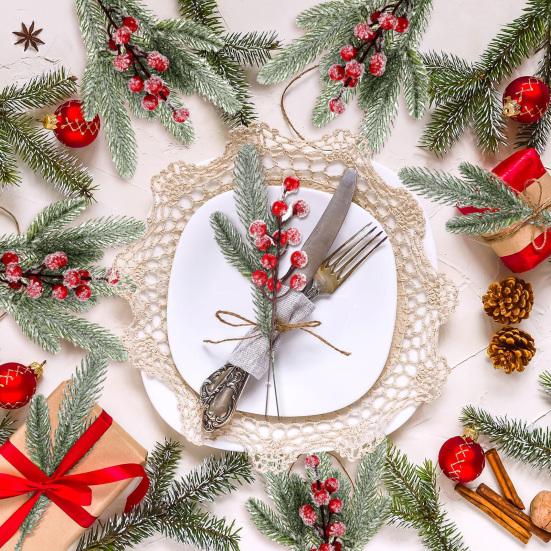 Yousheng 18 Stück Künstliche Verschneite Norfolkkiefer Zweige Rote Beeren Picks Künstlicher Zedernzweig Weihnachts-Stechpalmenbeeren Zweig DIY Vasenfüller Feiertagsdekoration