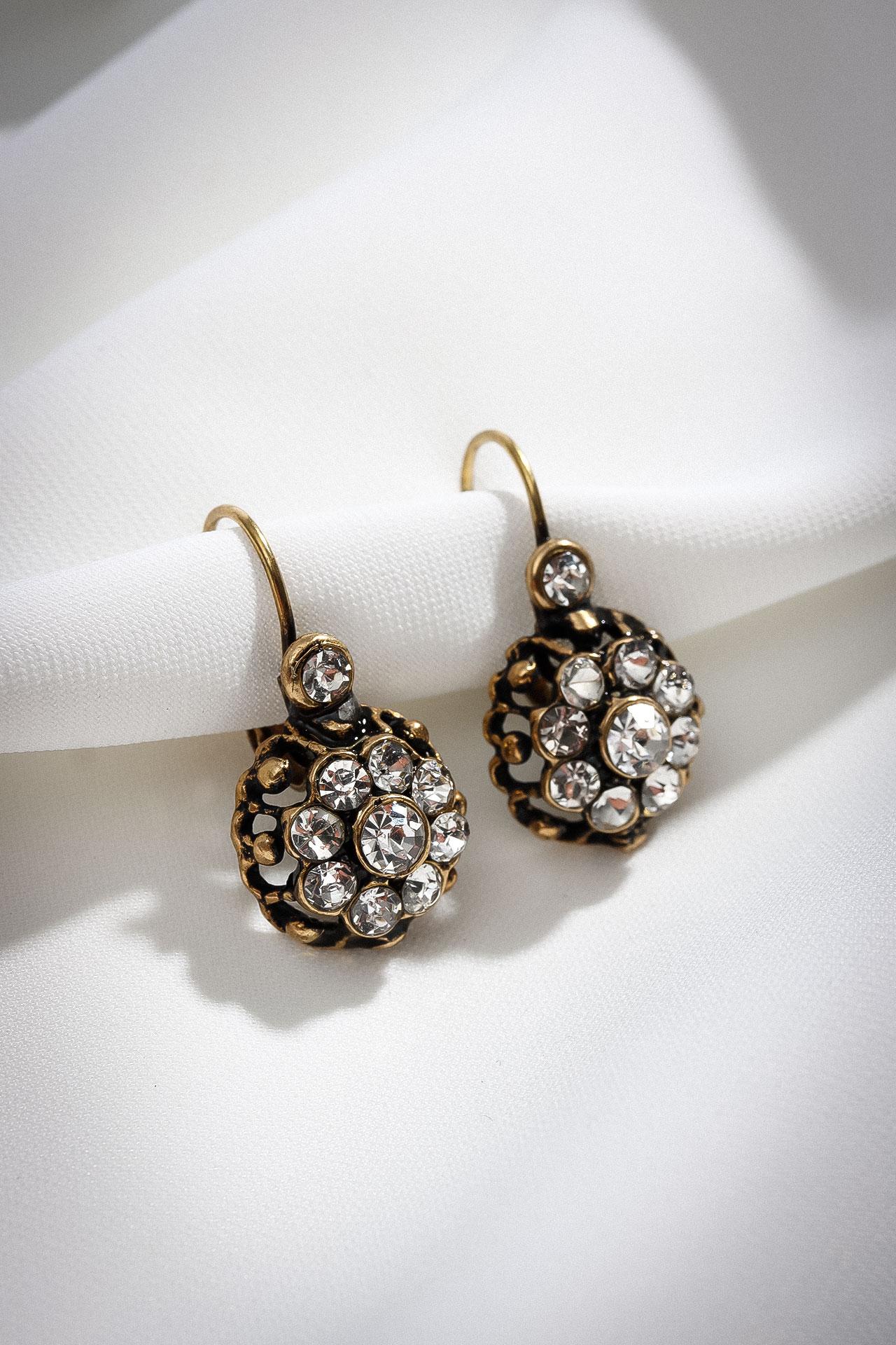 

Аутентичные серьги из белого камня с маленьким цветком