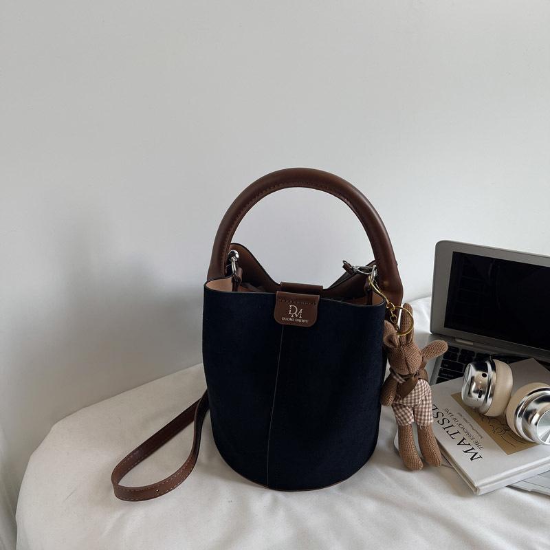 Premium Retro Small Bag Women's New Versatile Messenger Bag Fashionable Portable Bucket Bag