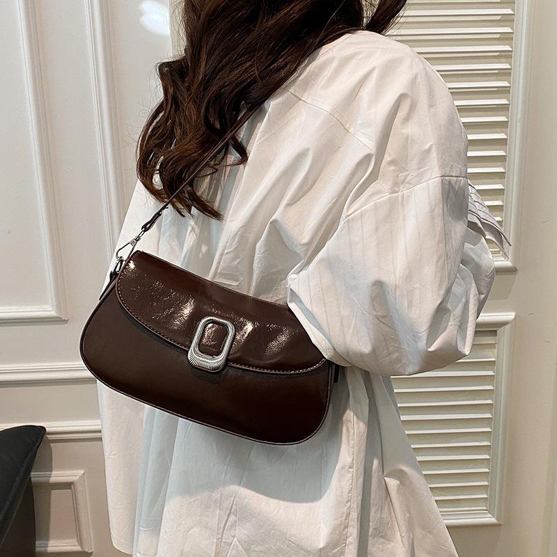 This year, fashionable and textured underarm bags are popular, simple and retro commuter shoulder bags, niche and versatile temperament messenger bags