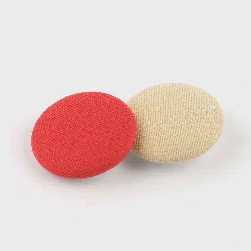 Dámská černá společenská košile s kulatou knoflíkovou ozdobou