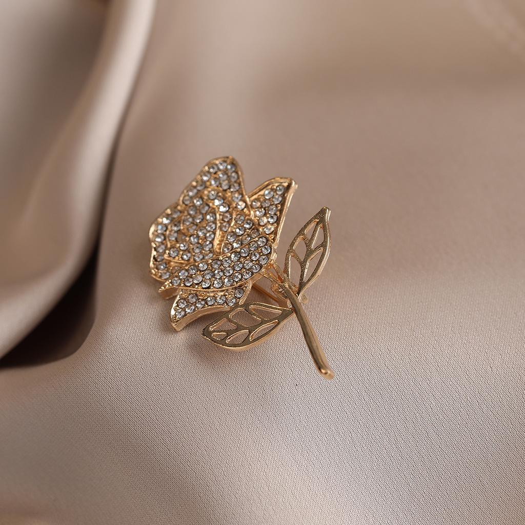 Vielseitiges Temperament Rose Anti-Licht Brosche High-End-Gefühl Leichter Luxus High-End Damenanzug Brosche Mode Personalisierter Anstecker