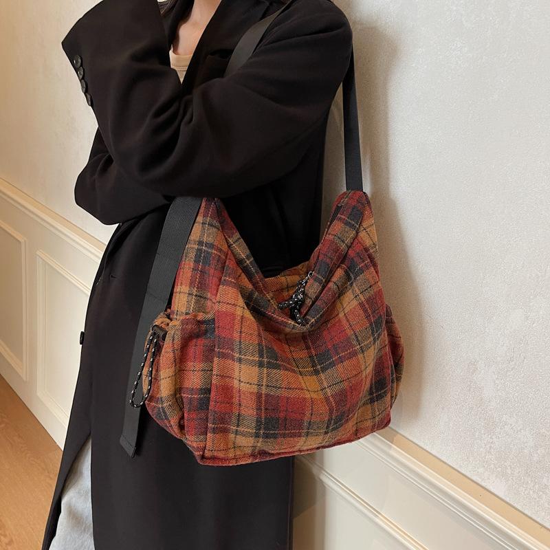 2025 Autumn and Winter Large-capacity Retro Underarm Bag Casual Fashion Simple Retro Class Plaid Niche Tote Bag
