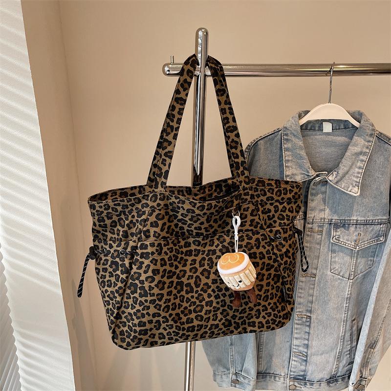 

Холщовая сумка с леопардовым принтом, женская сумка-тоут большой вместимости, новая сумка для мамы 2025, портативная сумка для поездок на работу, модная универсальная сумка через плечо Without pendant