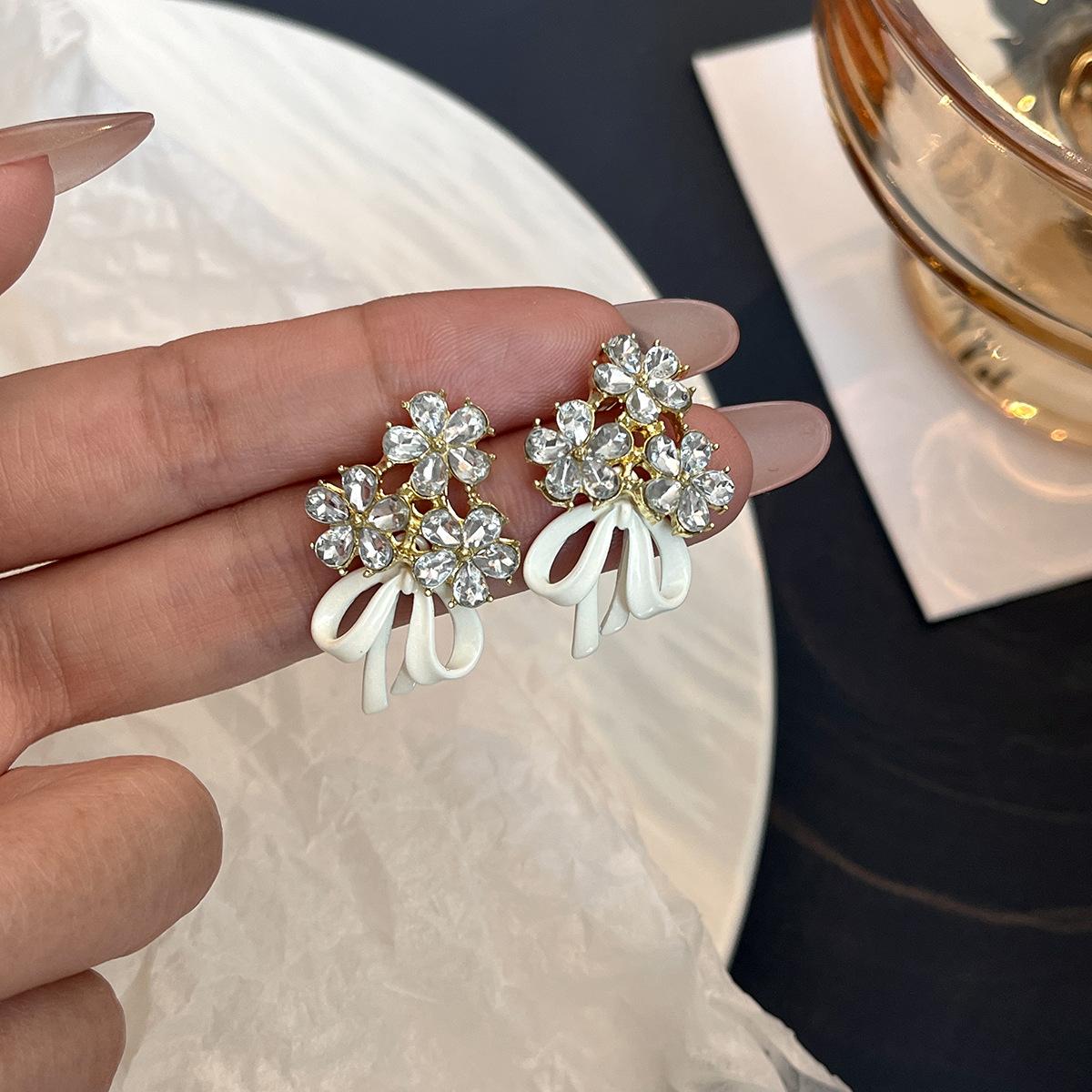 Супер-сказочные милые серьги-гвоздики с цветами, легкая роскошь, белая лента-бант, серьги с бахромой, изысканные нишевые серьги