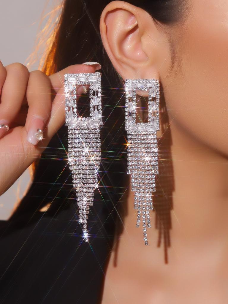 Luxuriöse Ohrringe mit langen Fransen und Strasssteinen