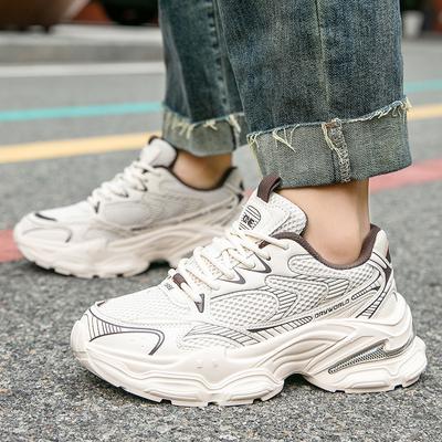 Pappa-skor modetrend andningsbara mesh-sneakers nya stötdämpande halkfria tjocksuliga höjdökande retro löparskor