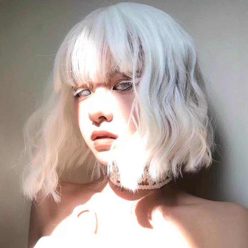 Silberweiß Kurze Rolle Synthetische Perücke Lolita Kann abgeschrägt Mittelscheitel Modische Wasserwelle Lockige Perücke Damenperücke