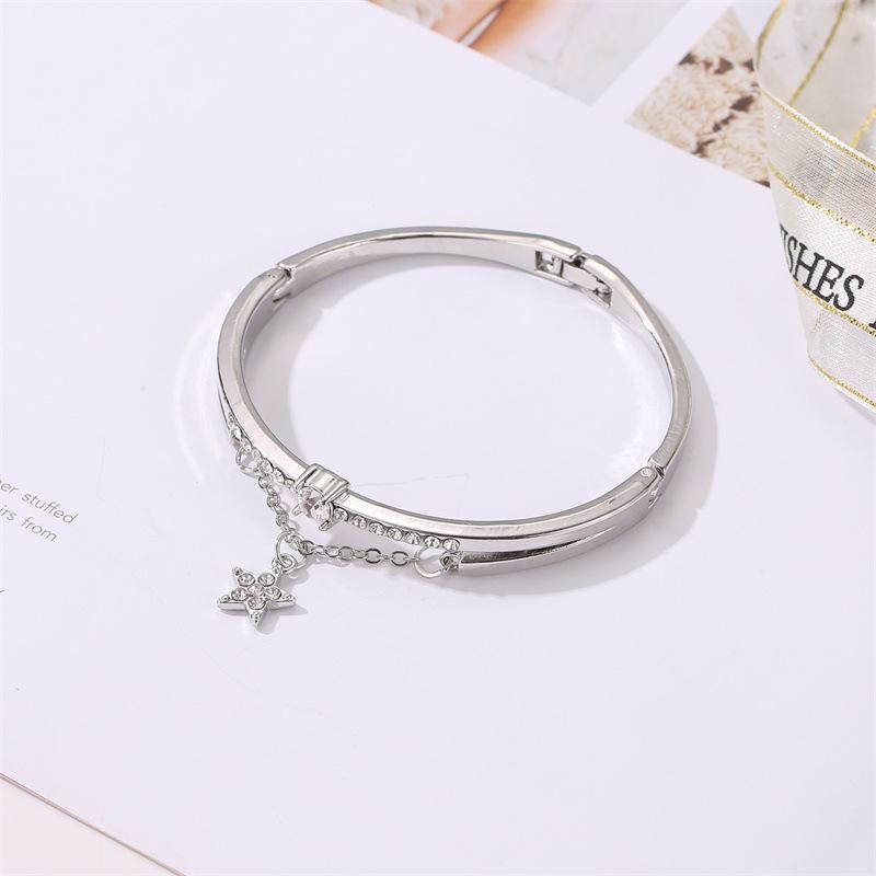 Bracciale versione coreana popolare per il pendolarismo quotidiano bracciale ad apertura a molla semplice bracciale femminile versatile alla moda personalizzato semplice