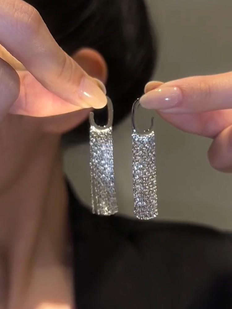 Rhinestone Butterfly Tassel Asymmetrical Earrings – Elegant Minimalist Light Luxury Design