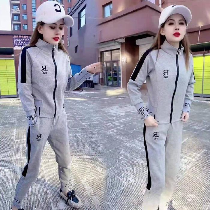 

Женский повседневный костюм-двойка в стиле хип-хоп: Комплект из свитера, куртки и брюк с буквами «Весна/Осень 2025» M светло-серый