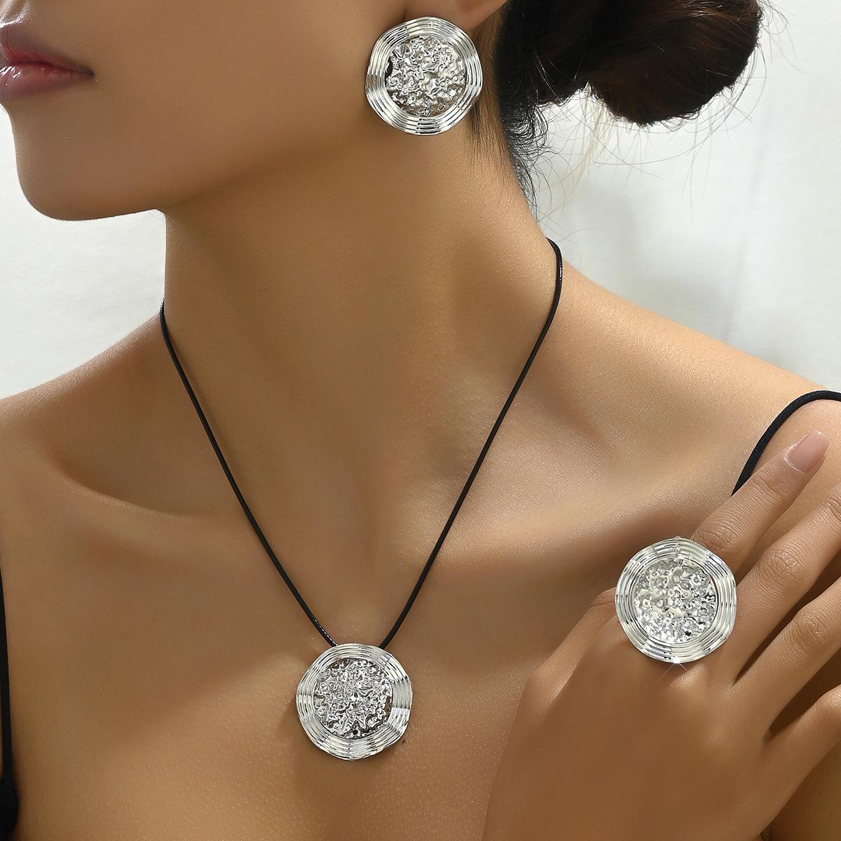 

Популярное ожерелье из металлического сплава, серьги, комплект, персонализированное универсальное длинное женское ожерелье, серьги-гвоздики оптом