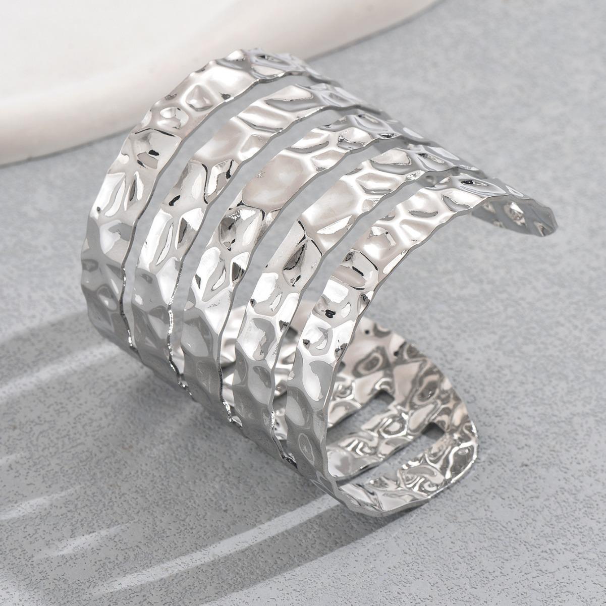 

Простой женский браслет в стиле инс, персонализированный плиссированный нишевый дизайн, геометрический браслет, браслет с регулируемой C-образной застежкой.