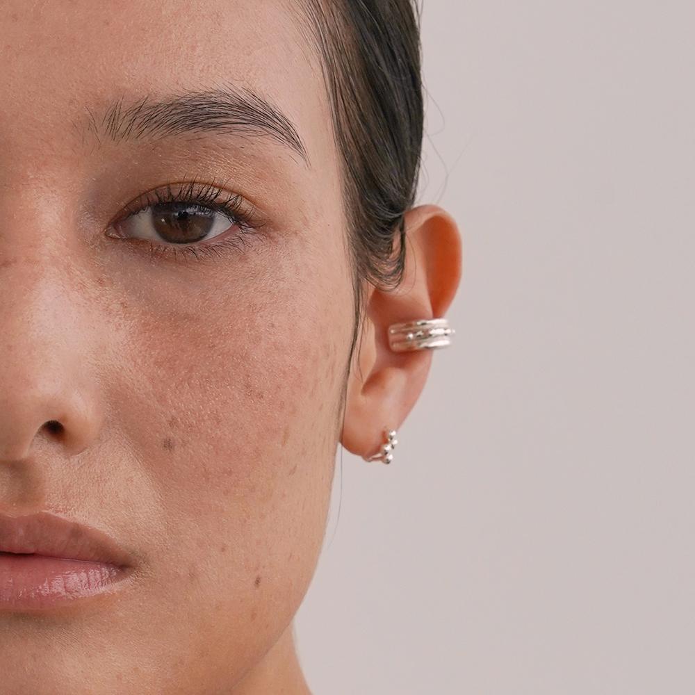 Still Instant Curve Motion - Ear Cuff 08