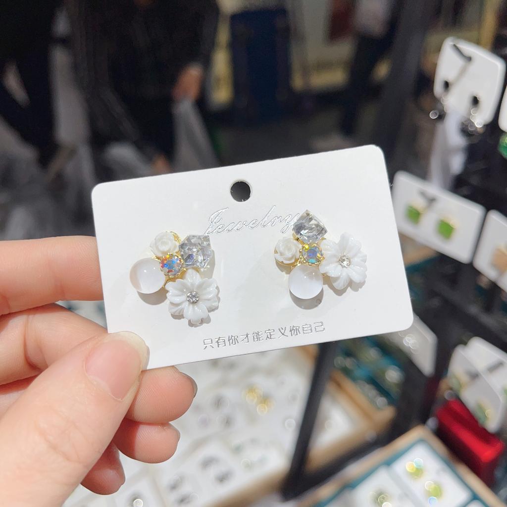 Süße kleine weiße Blume Ohrstecker für Damen Runde Strasssteine Ohrringe Trendiger Süßer Schmuck Geschenk