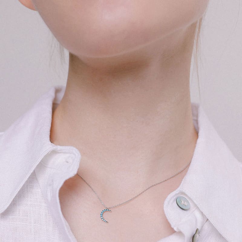 

J.Lauren Turkish Cubic Crescent Silver Necklace N01211 door