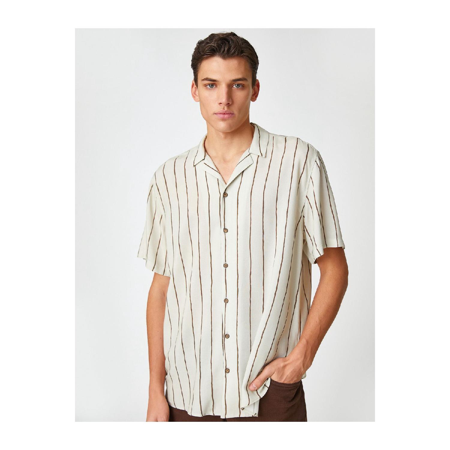 

Летняя рубашка с отложным воротником и коротким рукавом S