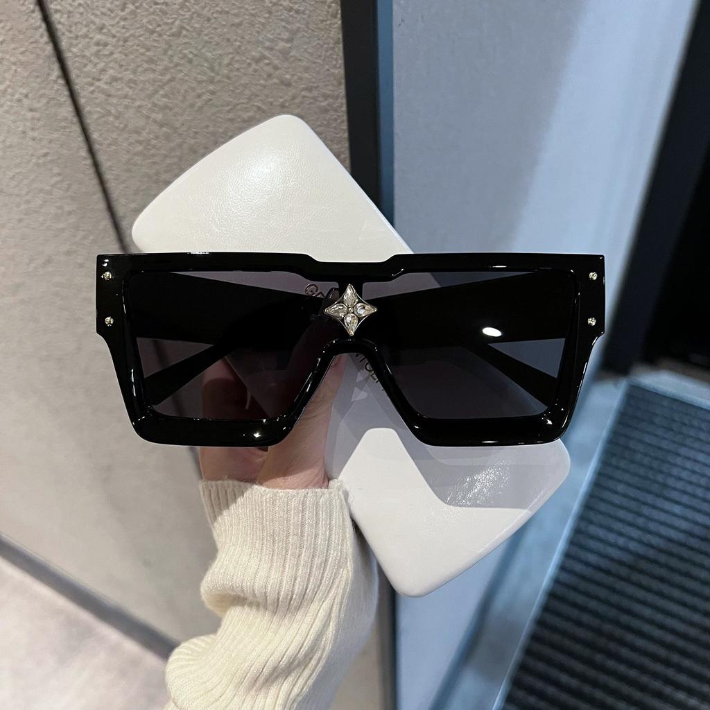 Square Fashion Men or Women Sunglasses Oversized Eyeglasses Hipster Vintage Big Frame Rivet Travel Driving Sun Glasses for Men