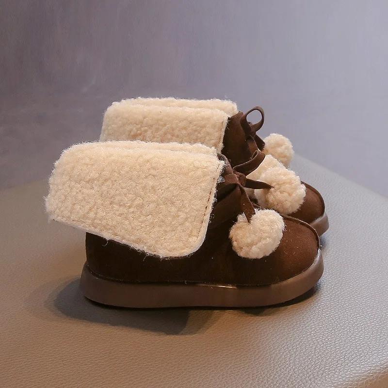 

Детские туфли принцессы с милыми плюшевыми шариками для девочек, короткие сапоги на мягкой подошве, зимние новые детские ботильоны 2024 года, элегантный темперамент 22 кофейный