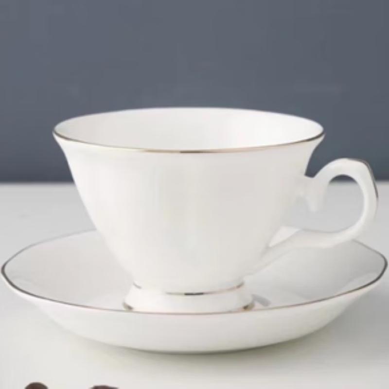 Набор чайных чашек из костяного фарфора с позолотой