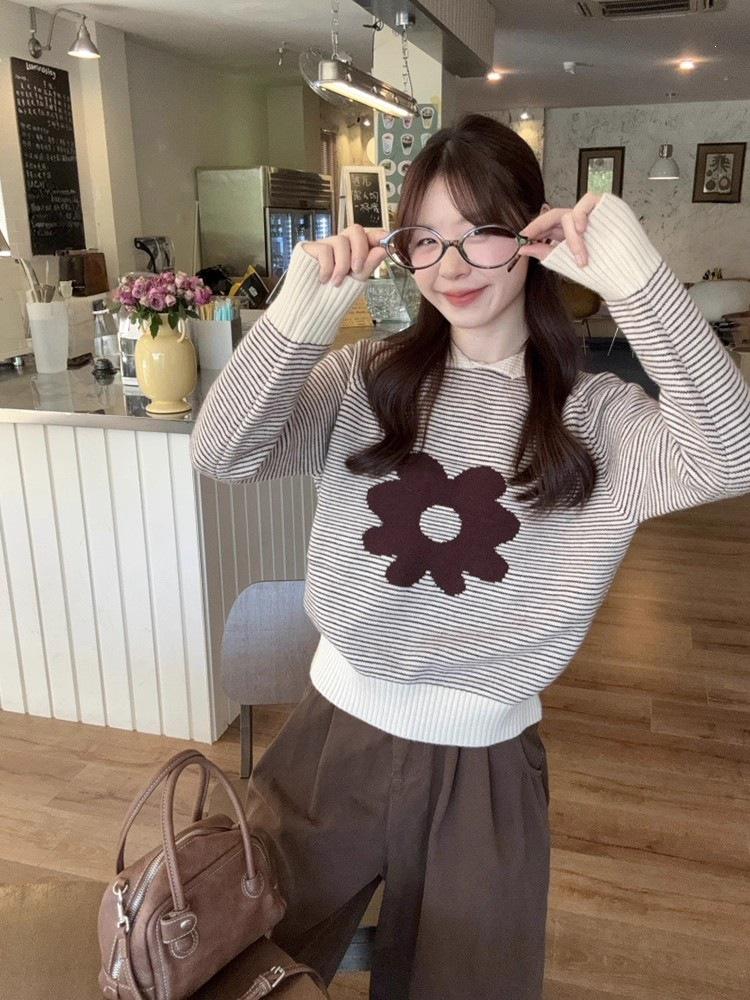 2026 Women's Korean Style Crew Neck Pullover: Loose, Slimming Sweater for Autumn/Winter, Wear Solo or Layered.