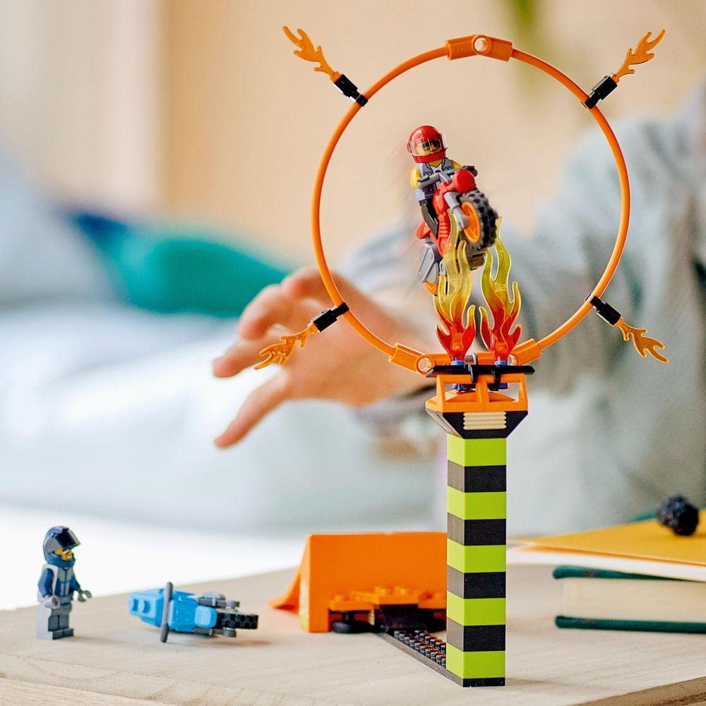 LEGO City Stunt Race 60299, ein Spielzeugbaustein-Geschenk für Jungen und Mädchen ab 5 Jahren.