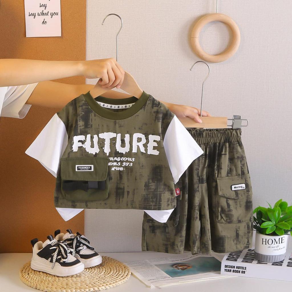 Neues Camouflage-Fake-Zweiteiler-Kurzarm-Set für Kinder - Trendy und Lässig für Baby-Jungen