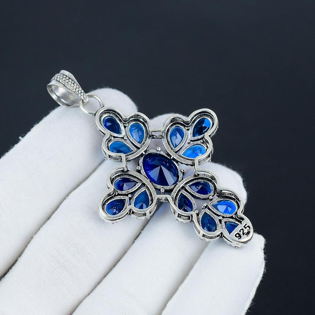 Pandantiv cruce din argint 925 cu turmalină verde delicată - model de pară lucrat manual, bijuterie de purtat zilnic, cadou de Ziua Mamei