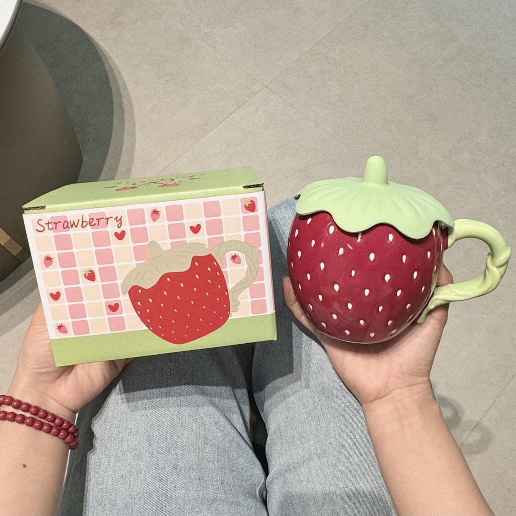 Erdbeer-Tasse mit Deckel, hochwertiger kreativer Becher, Keramik-Wasserbecher, Nischen-Design, Geburtstagsgeschenk Souvenir