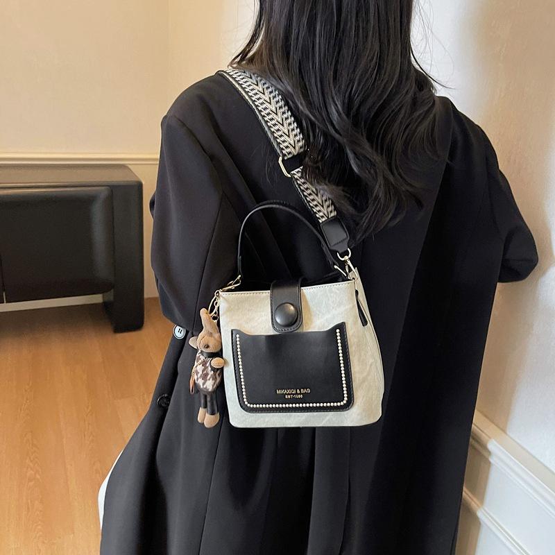 Retro high-end bag women's 2025 super fire Korean version fashion shoulder messenger bag niche design portable bucket bag