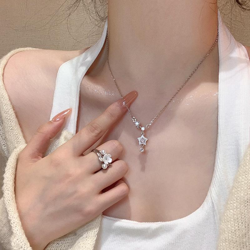 "Trendy High-End Pearl Necklace: Versatile Titanium Steel Clavicle Chain for Women"