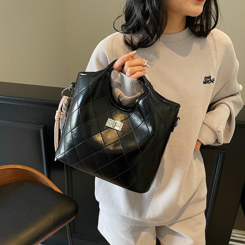 Retro bag women's large capacity 2025 new spring and summer casual shoulder handbag diamond commuter tote bag
