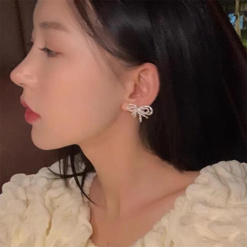 Elegant Pearl Bow Earrings: Chic, Trendy, and Exquisite Design for a High-End, Sophisticated Look.