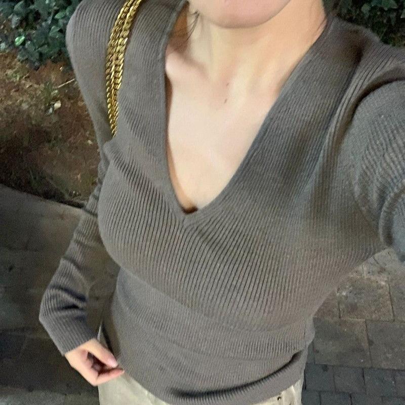 Gentle-style Solid Color V-neck Knitwear for Women Slim Fit and Slimming Inner Long Sleeve Base Layer Sweater for Spring and Autumn