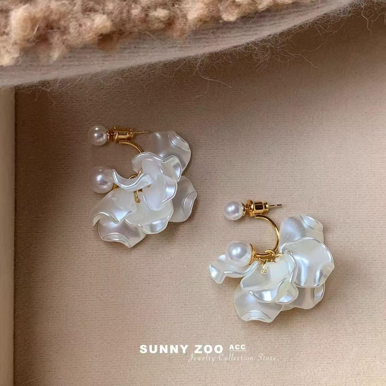 Pearl Flower Tassel Earrings: Elegant Two-Way Wear Studs with High-End Design белый