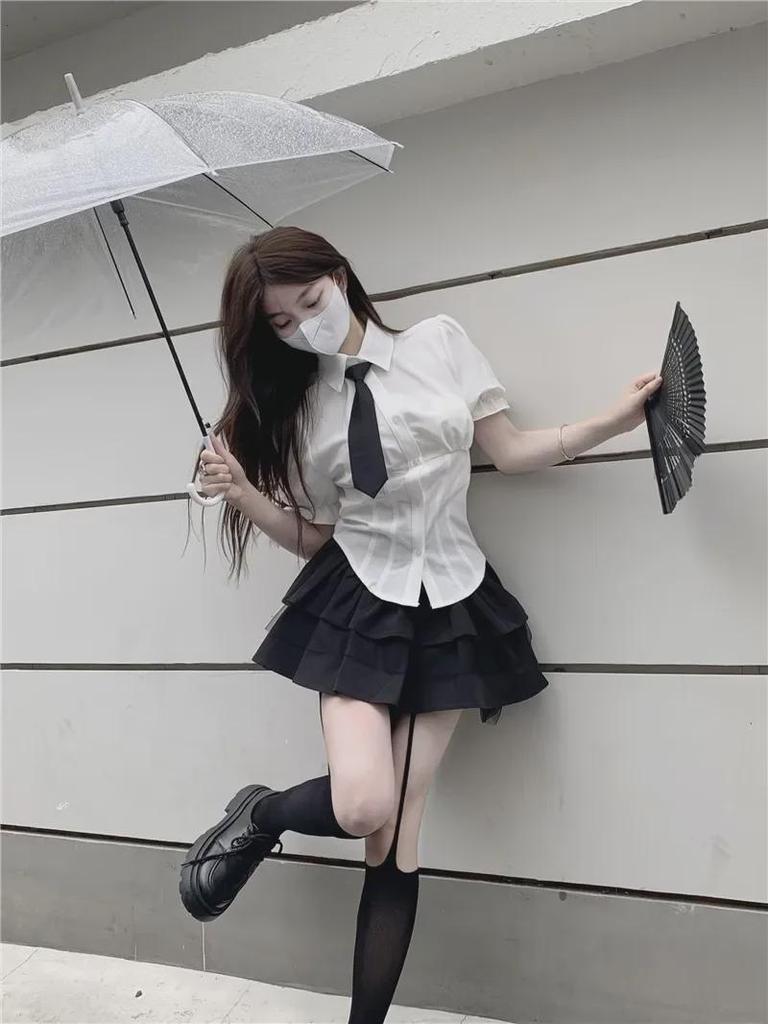 Dámská drobná černá áčková sukně s vysokým pasem přes boky - vysokoškolský styl, léto 2025