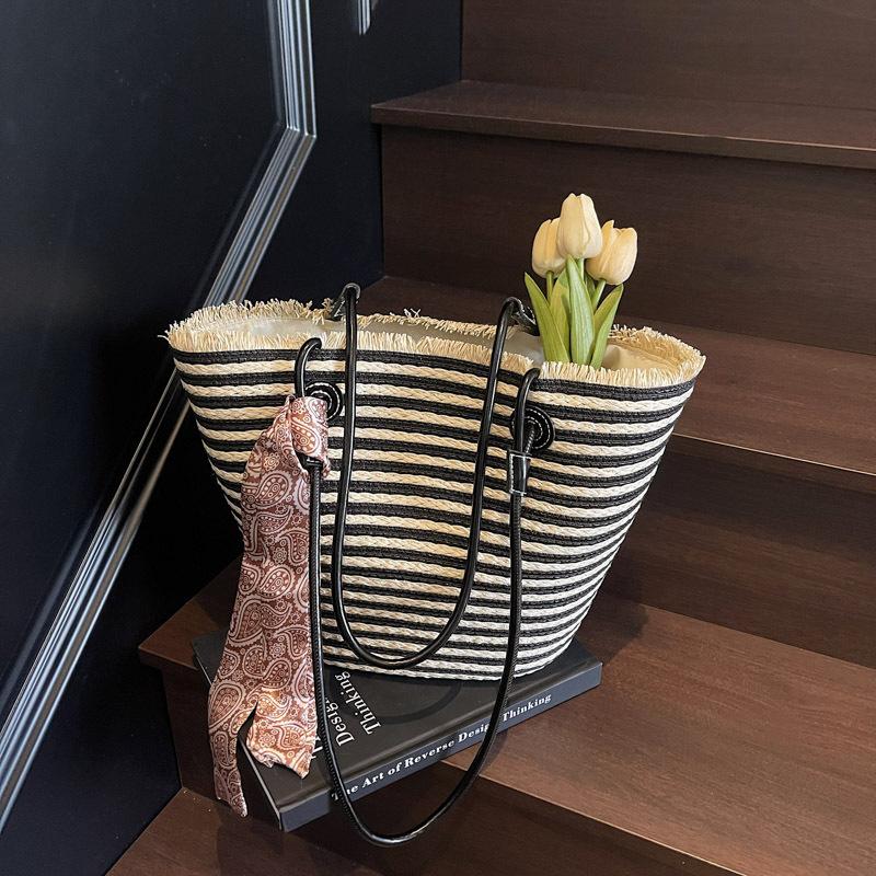 Summer Beach Vacation Single Shoulder Bag Large Capacity Portable Vegetable Basket Bag Women's Versatile Literary Commuter Shoulder Straw Beach Bag