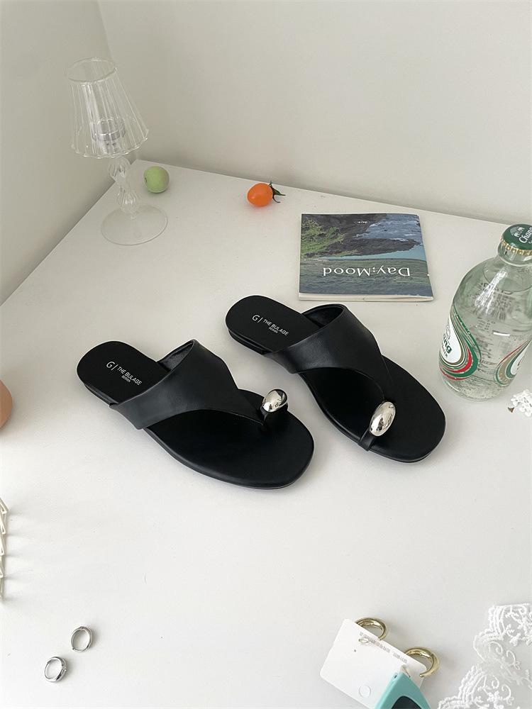 Flat bottom metal set toe slippers women's summer wear 2025 new holiday cool slippers Roman style flip-flops women