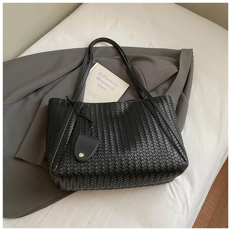 Large capacity bag women's tote bag 2025 new retro versatile shoulder bag woven pattern fashion underarm bag