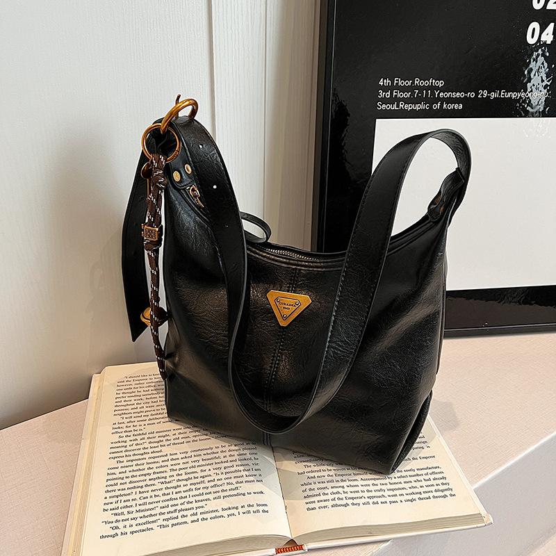 Large Capacity Bag Women's New Casual Shoulder Messenger Bag Versatile Commuter Bag